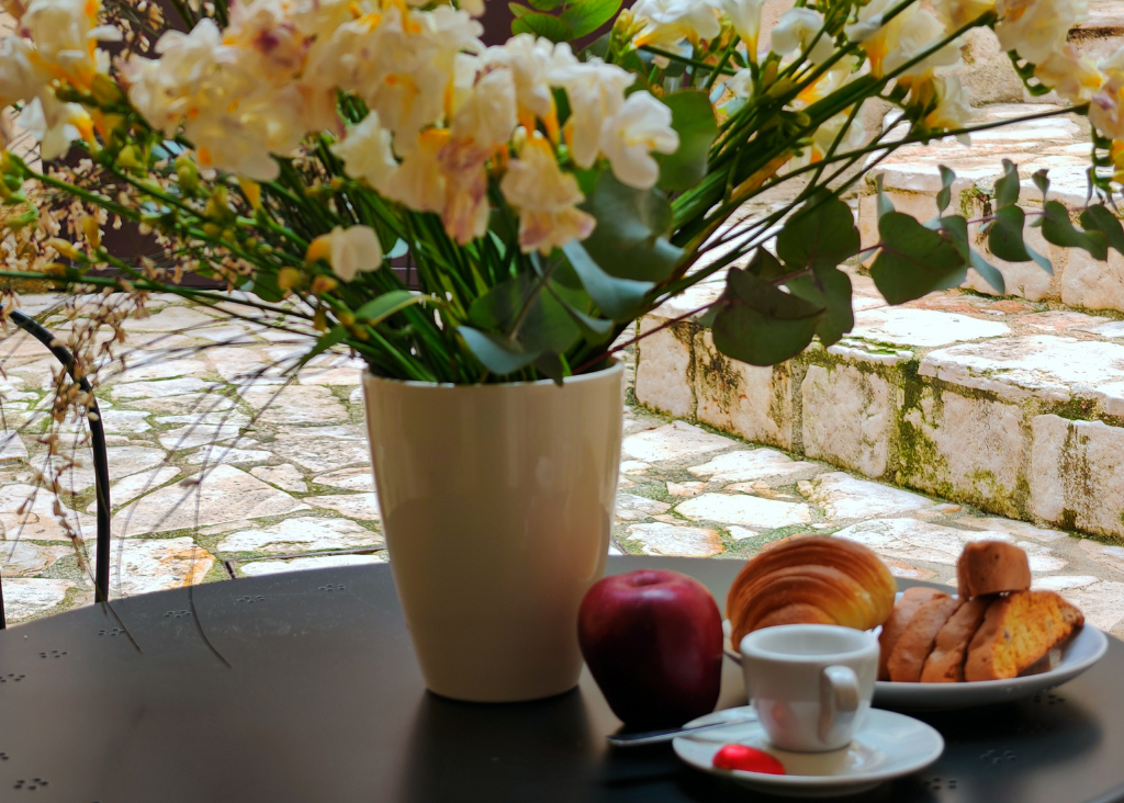 colazione Colazione servita con prodotti selezionati a Dimore dei Mercanti